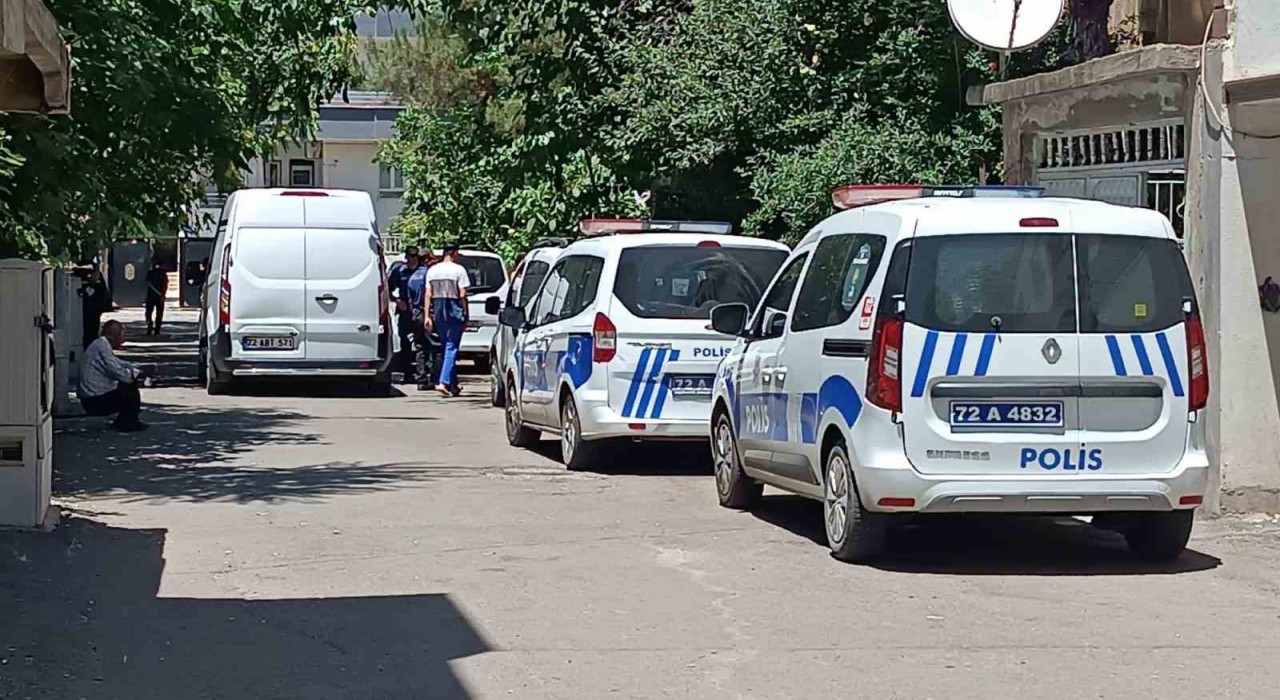 Batmanda bir şahıs, eşini ve iki kızını bıçakla yaraladı