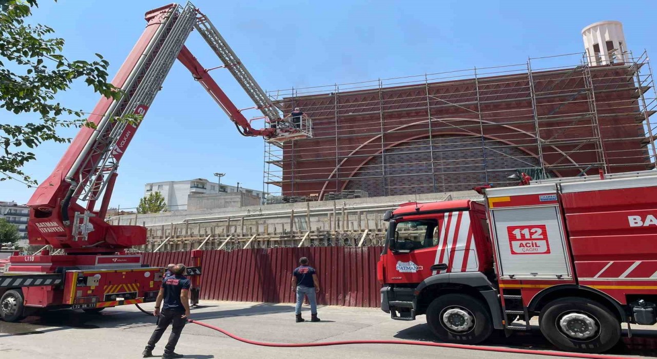 Batmanda cami inşaatında yangın
