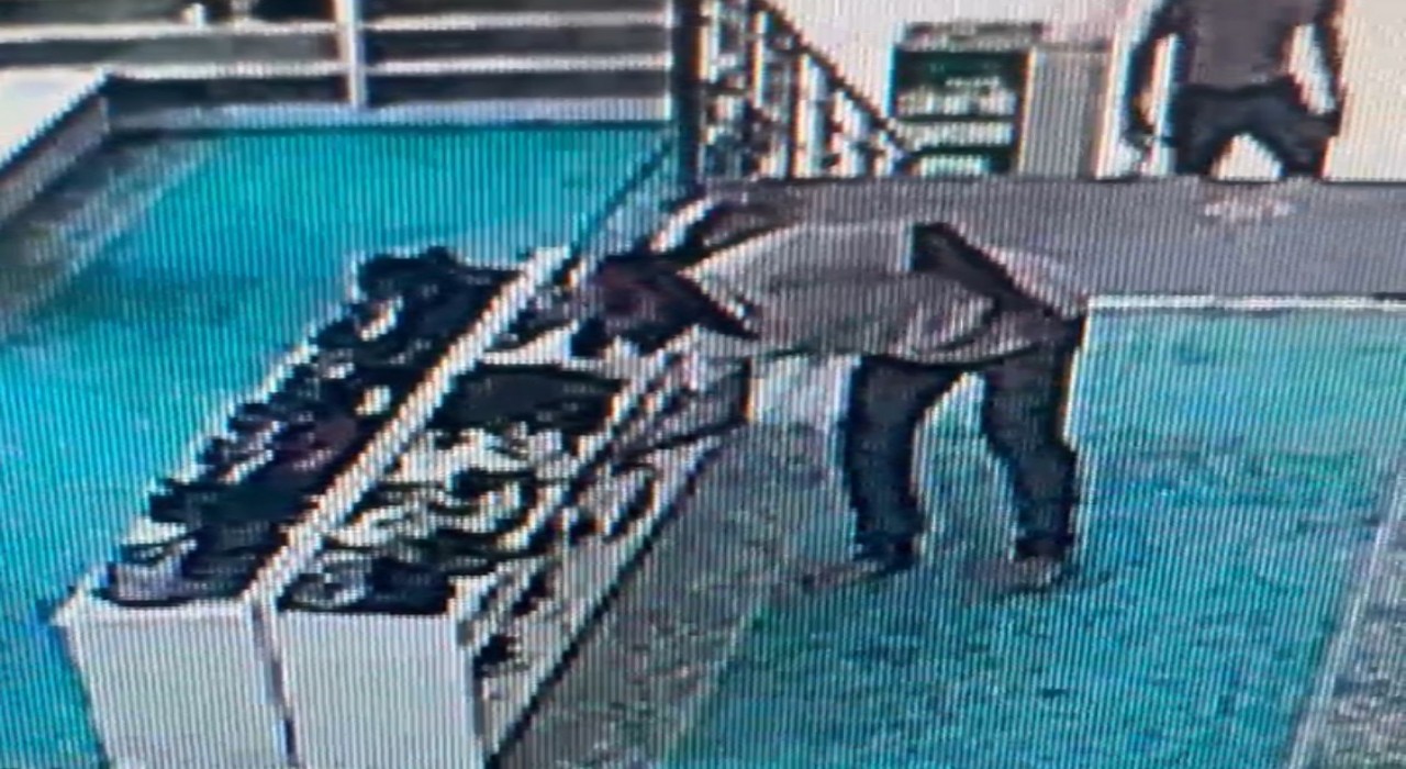 Batmanda camideki ayakkabı hırsızlığı güvenlik kamerasına yansıdı