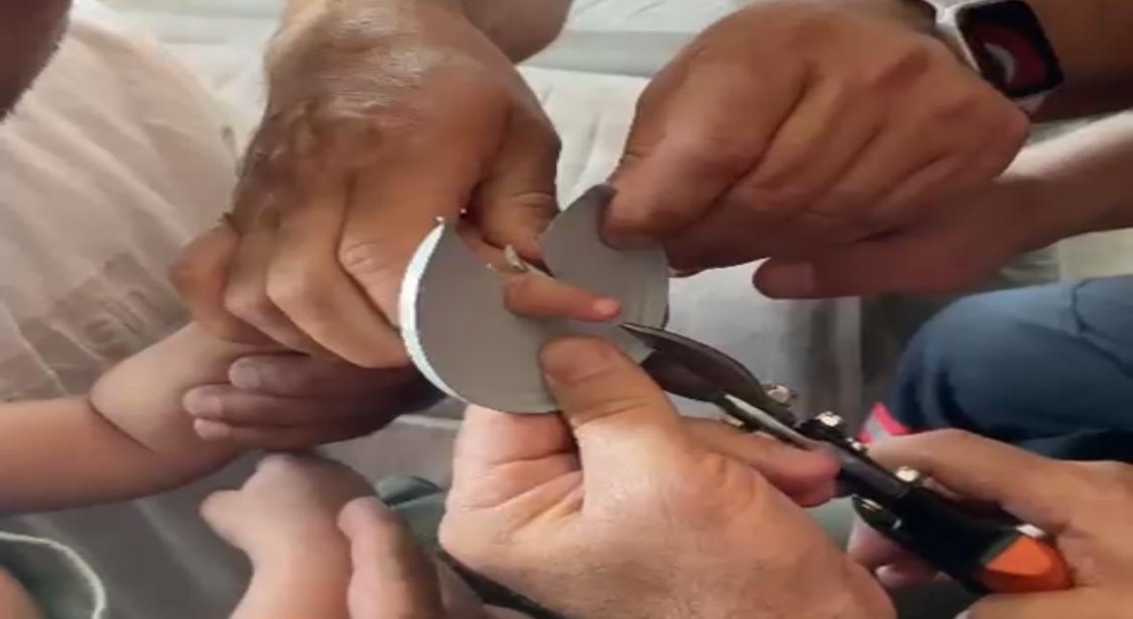 Batmanda çocuğun eline sıkışan cisim itfaiye tarafından çıkarıldı