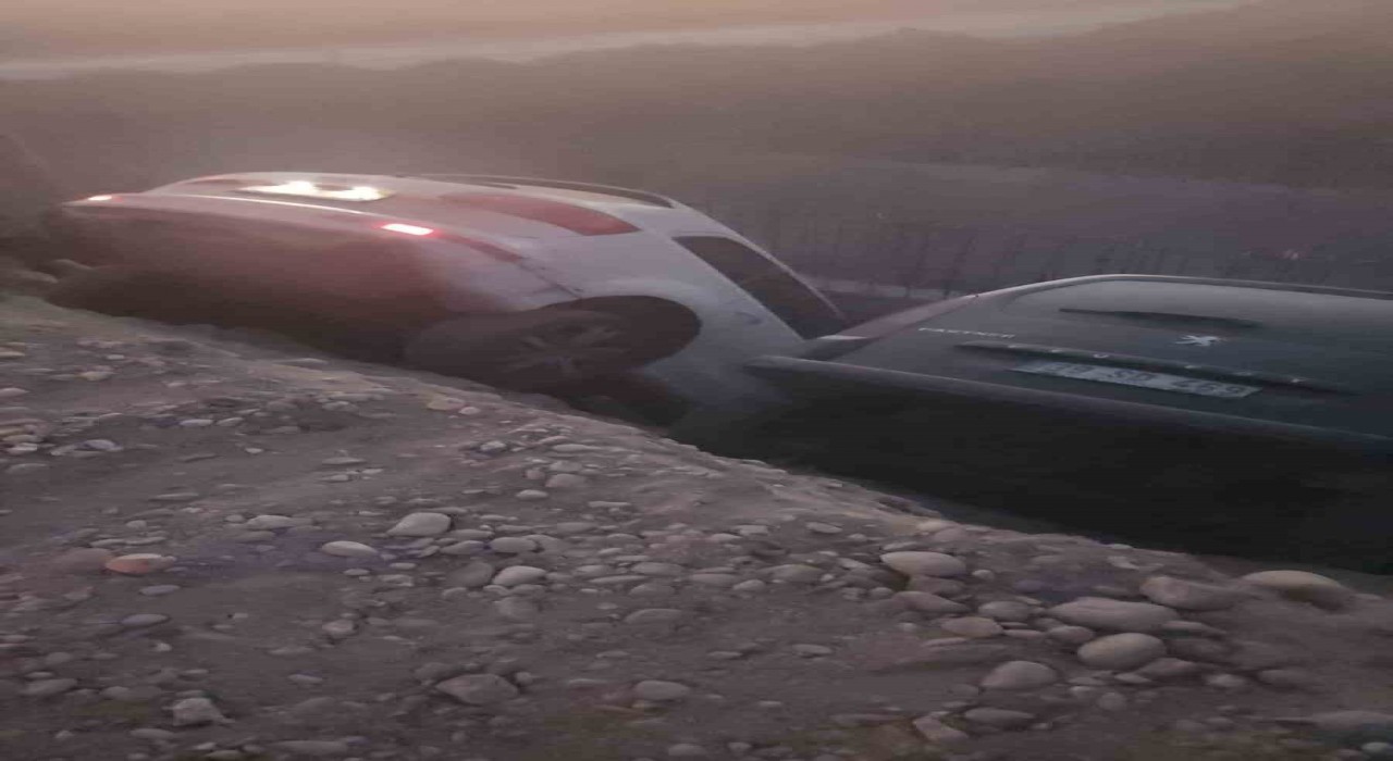 Batmanda iki araç çukura düştü