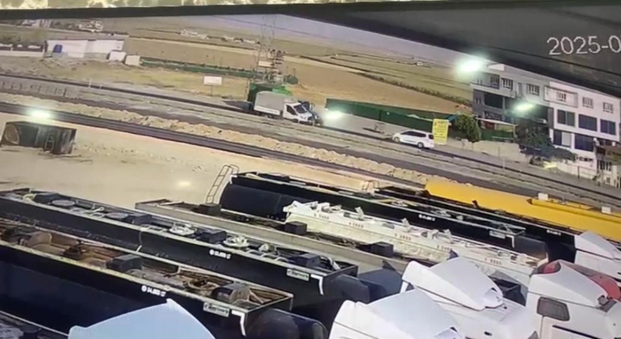 Batmanda kamyonet ile traktörün çarpıştığı kaza kamerada