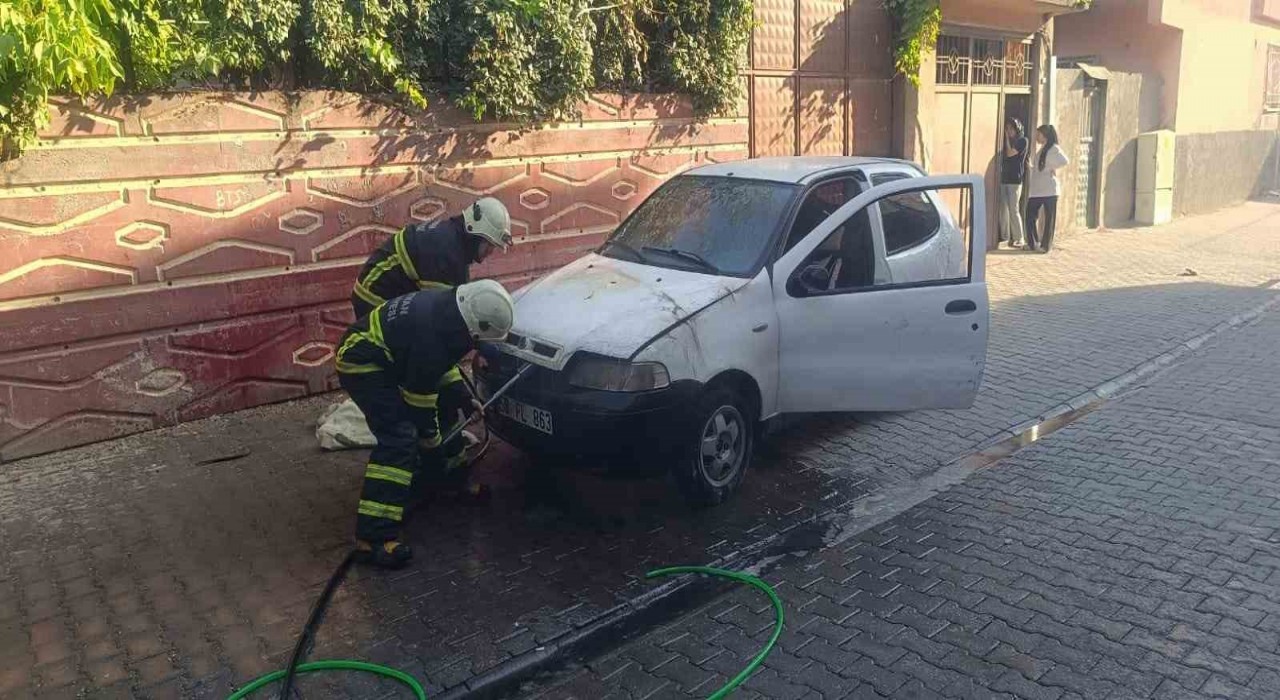 Batmanda park halindeki otomobil alev aldı