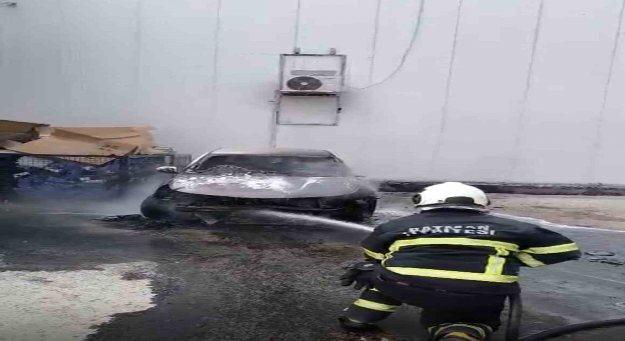 Batmanda park halindeki otomobil yandı