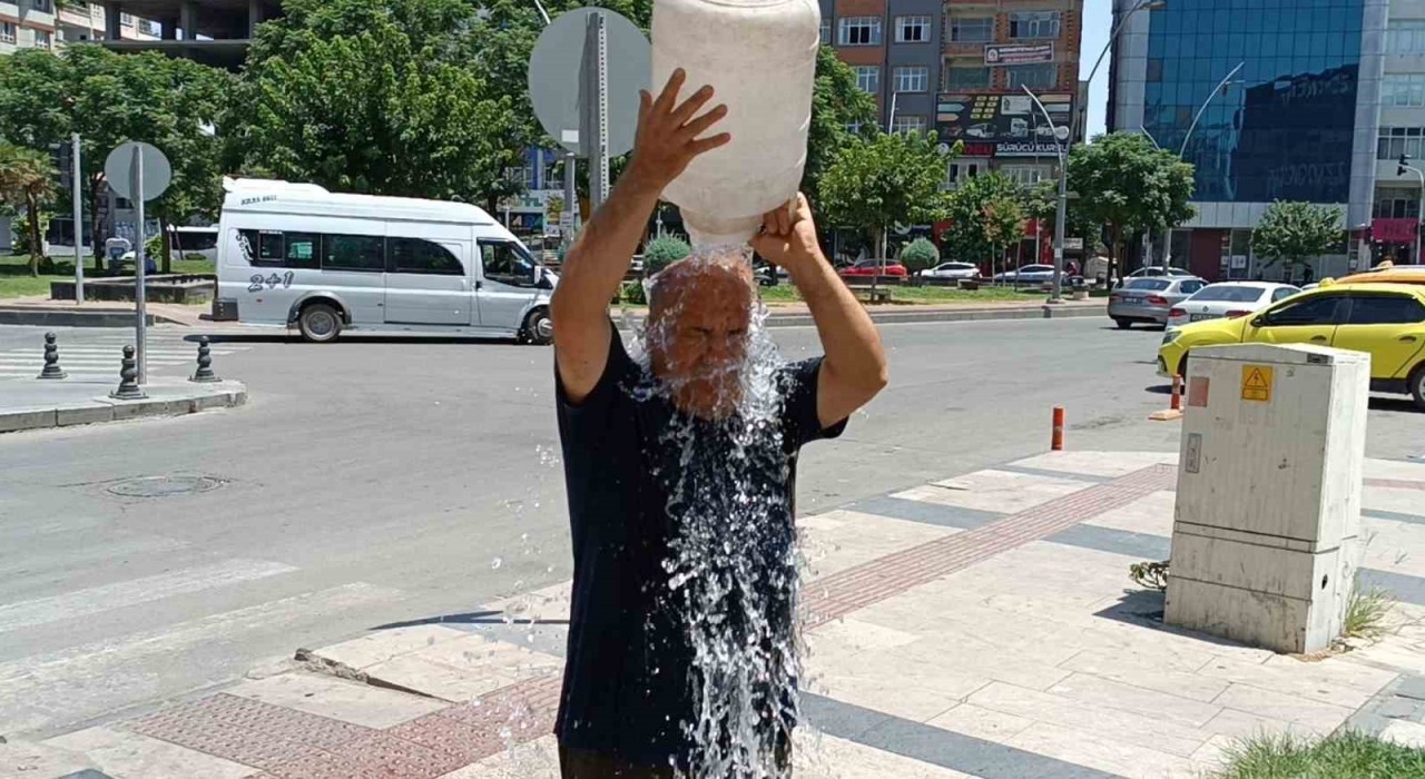 Batmanda sıcaklar bunalttı, büyükler bidonla başlarına su döktü, çocuklar ise süs havuzlarında serinledi