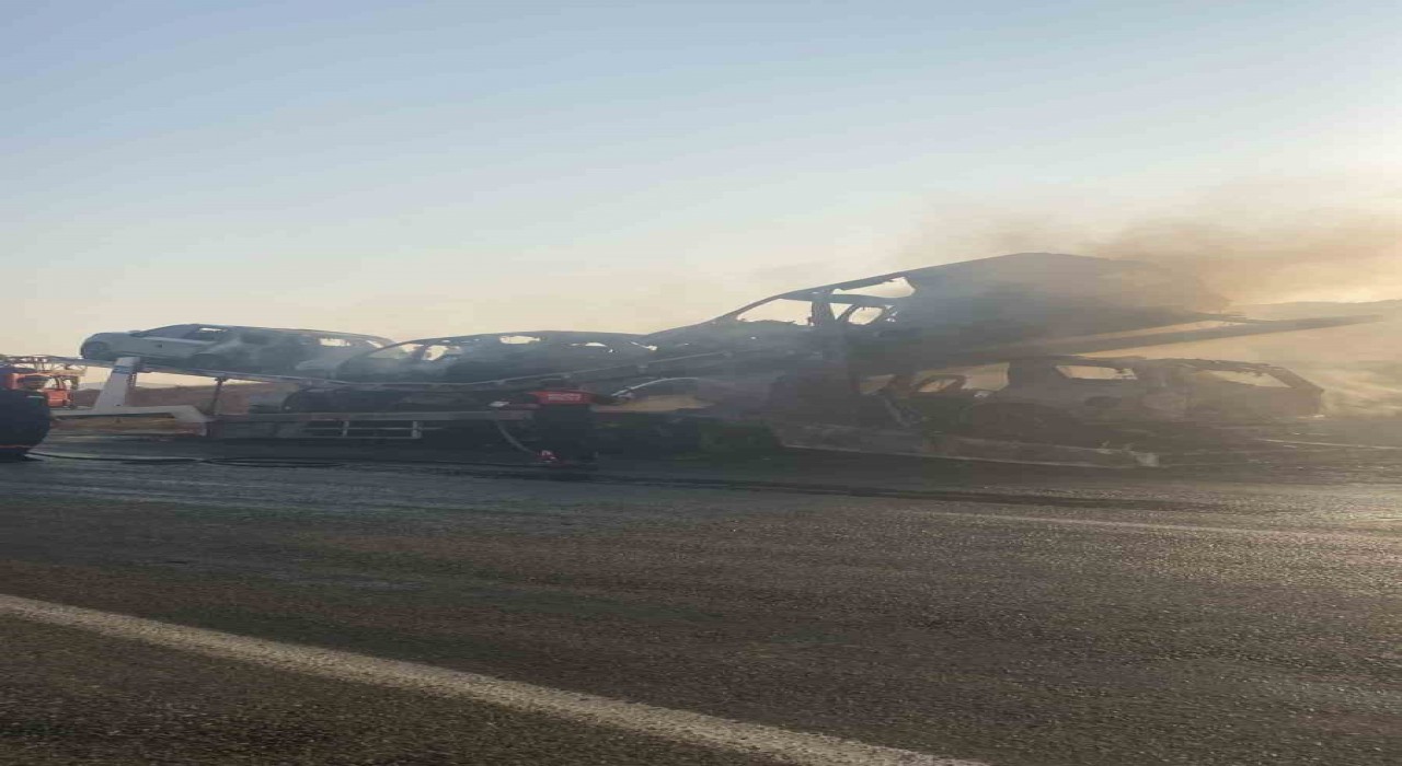 Batmanda sıfır kilometre 5 lüks araç, yüklü olduğu tırla yanarak hurdaya döndü