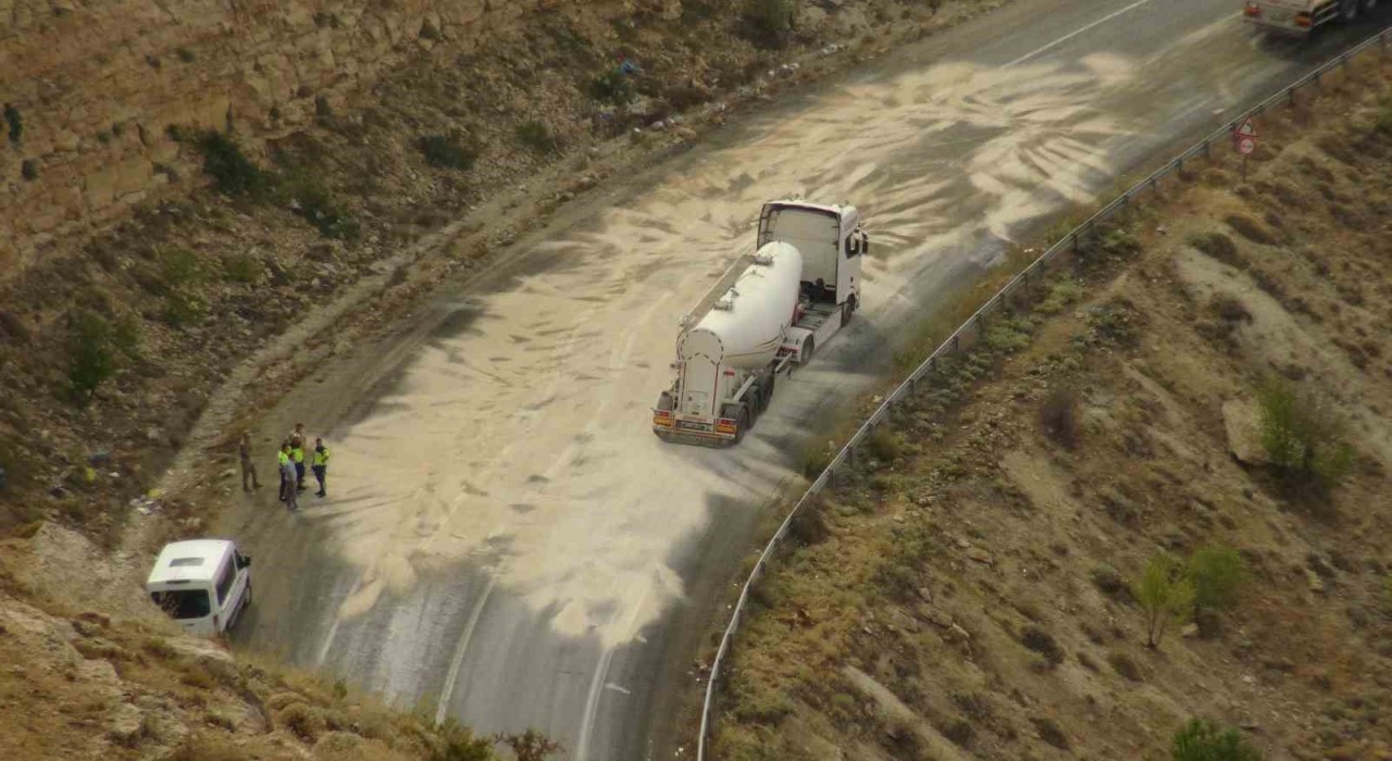 Batmanda yola dökülen yağ ulaşımı aksattı