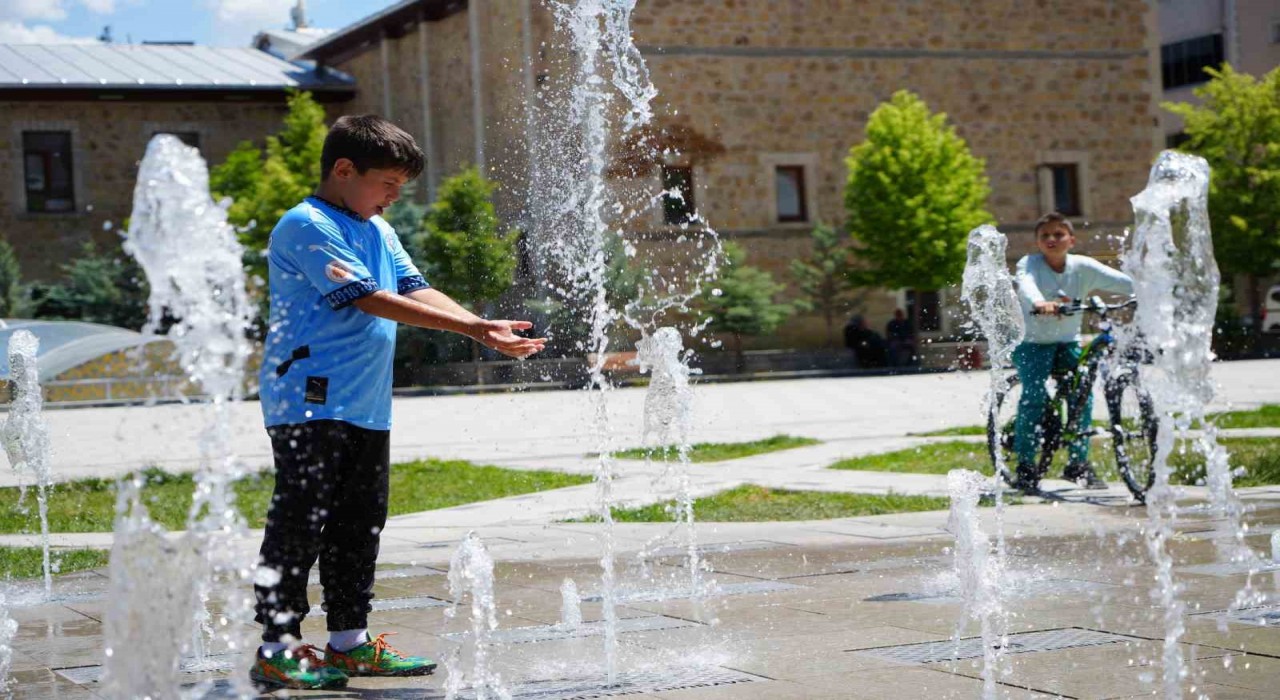 Bayburta yaz sonunda geldi: Kimisi fıskiyeyle ıslanarak kimisi dondurma yiyerek kimisi de çeşme başında su içerek serinlemeye çalıştı