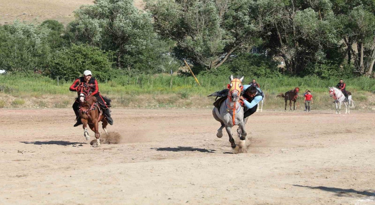Bayburtta Dede Korkut Cirit Müsabakası düzenlendi