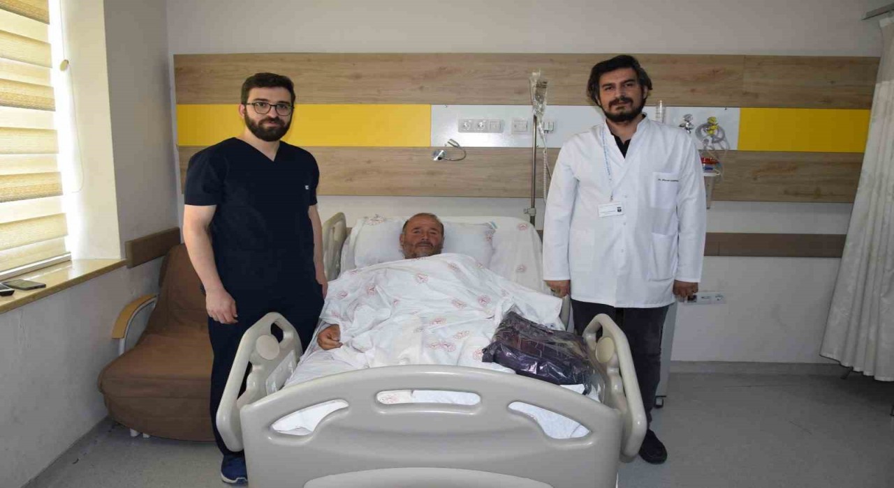 Bayburtta kalp yetersizliğiyle 4 senedir mücadele eden hastaya şoklama özelliği bulunan kalp pili takıldı