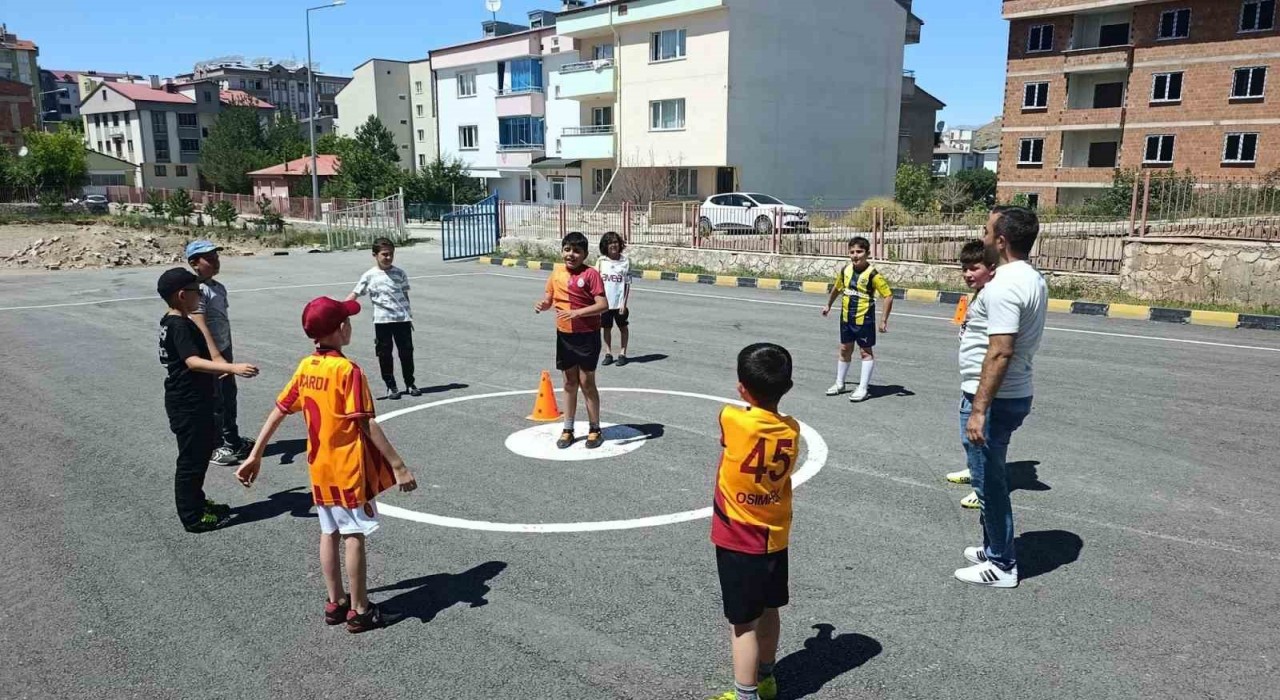 Bayburtta öğrenciler robotik ve futbol kurslarıyla hem eğleniyor hem öğreniyor