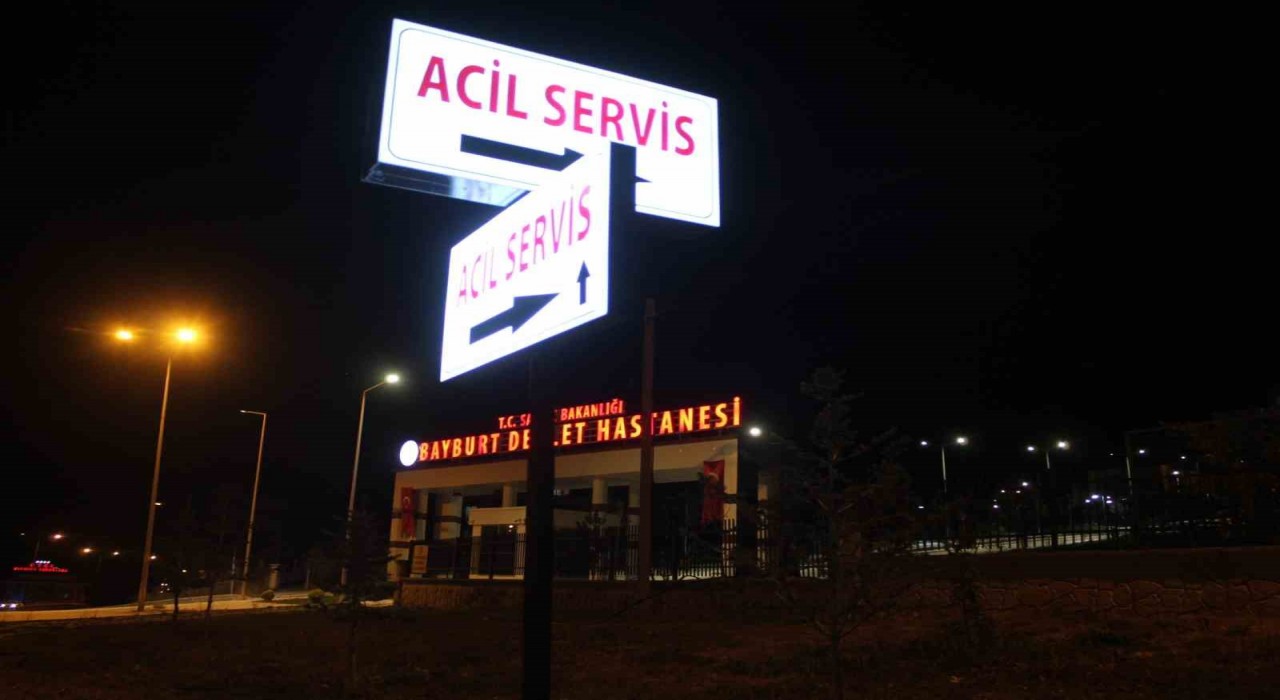 Bayburtta su kanalına düşen iki kardeşi vatandaşlar kurtardı