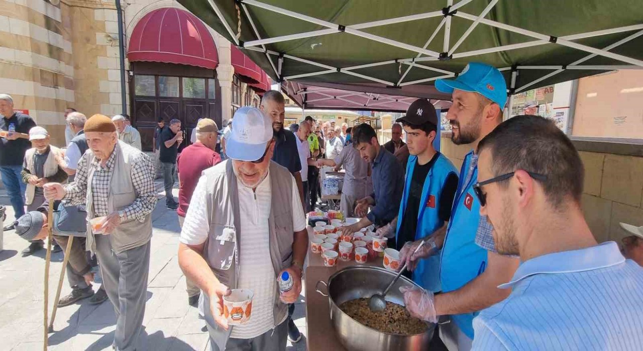 Bayburtta vatandaşlara aşure ikram edildi