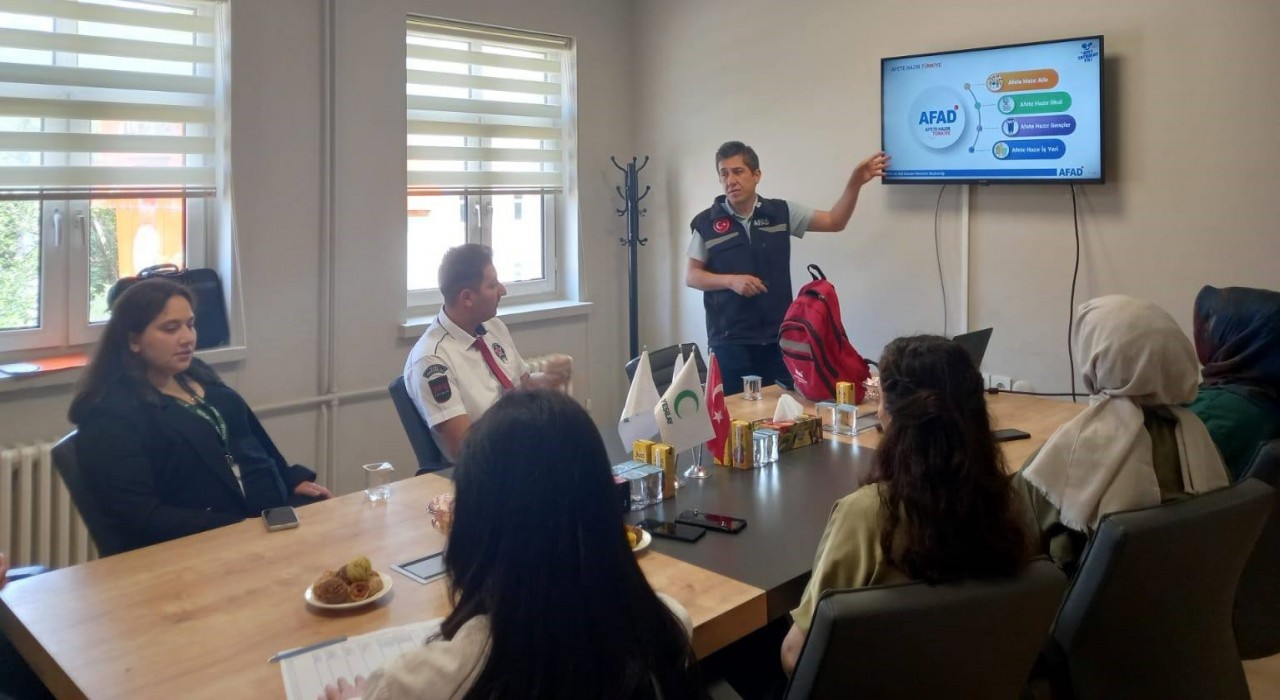 Bayburtta Yeşilay personeline afet ve yangın farkındalık eğitimi verildi