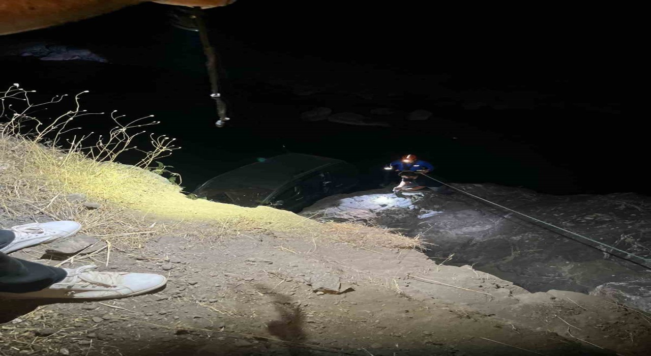 Baykanda hafif ticari araç dereye uçtu: 1 yaralı