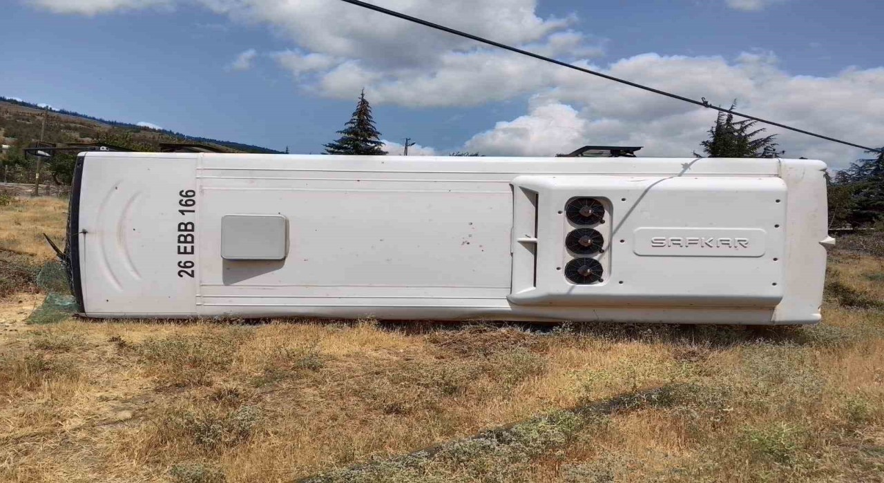 Belediye otobüsü devrildi: 2 yaralı