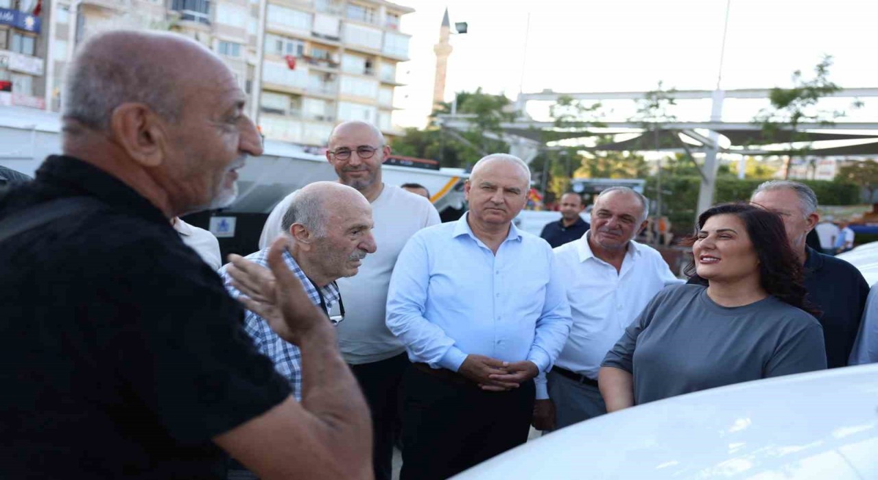 Belediyeye yeni alınan araçları gören yaşlı amcalar, Başkan Çerçioğluna böyle teşekkür etti