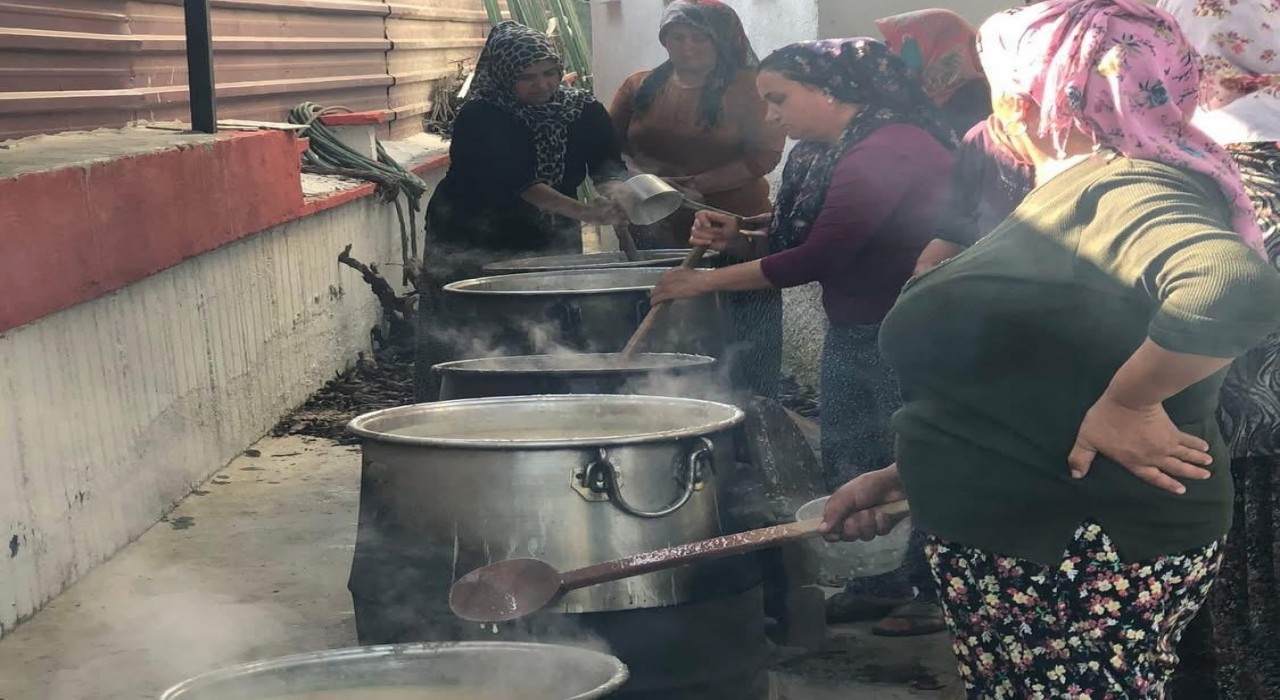 Bereketli Mahallesinde aşure ve keşkek hayrı