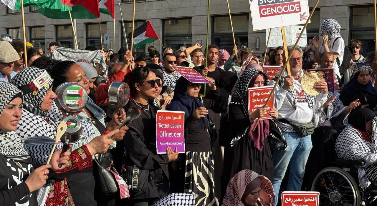Berlindeki Mısır Büyükelçiliği önünde Gazze protestosu