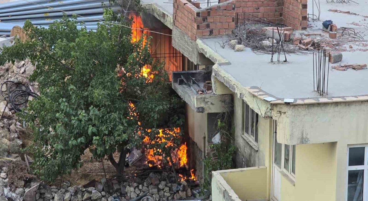 Besnide ev yangını paniğe neden oldu