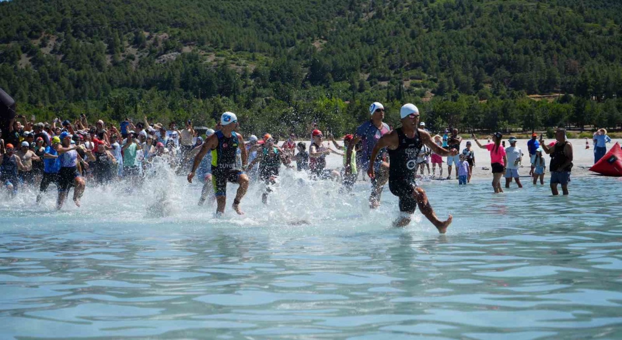 Beyaz kumları ve mavi sularıyla Salda Lake Triatlon nefes kesti