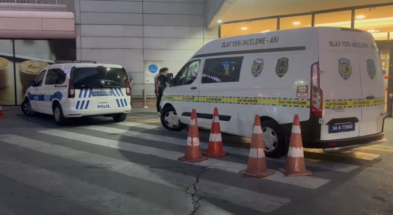 Beylikdüzünde AVMnin yemek katının asma tavanı çöktü: 1 kişi yaralandı