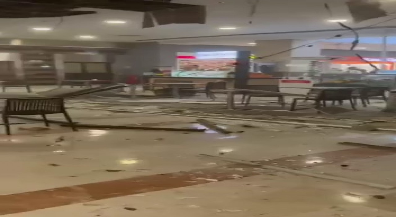 Beylikdüzünde AVMnin yemek katının asma tavanı çöktü