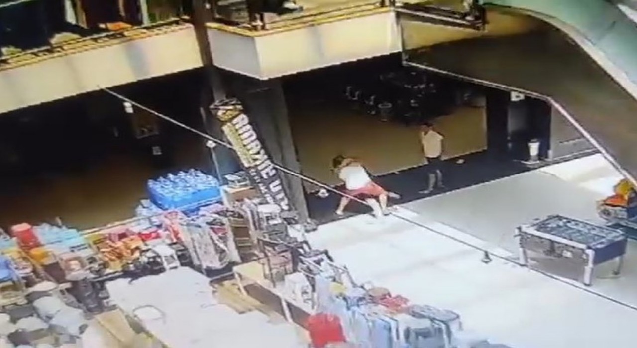 Beylikdüzünde bir AVMde iki esnaf arasında çıkan kavga güvenlik kamerasında