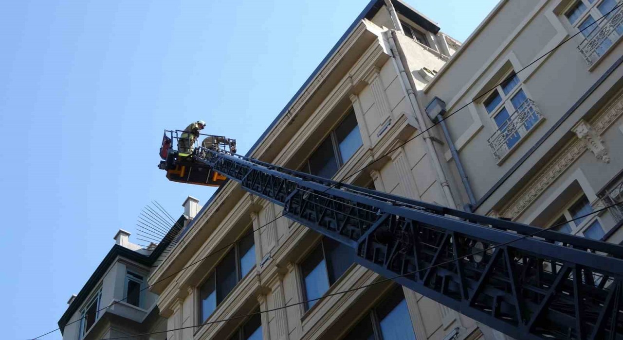 Beyoğlunda bir otelde yangın paniği