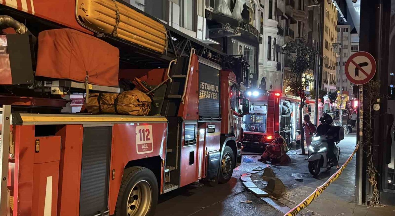 Beyoğlunda eğlence mekanı çatısında korkutan yangın