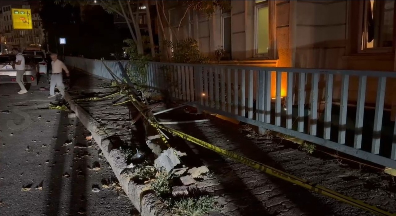 Beyoğlunda minibüs otobüse çarptı: 2si ağır 5 yaralı