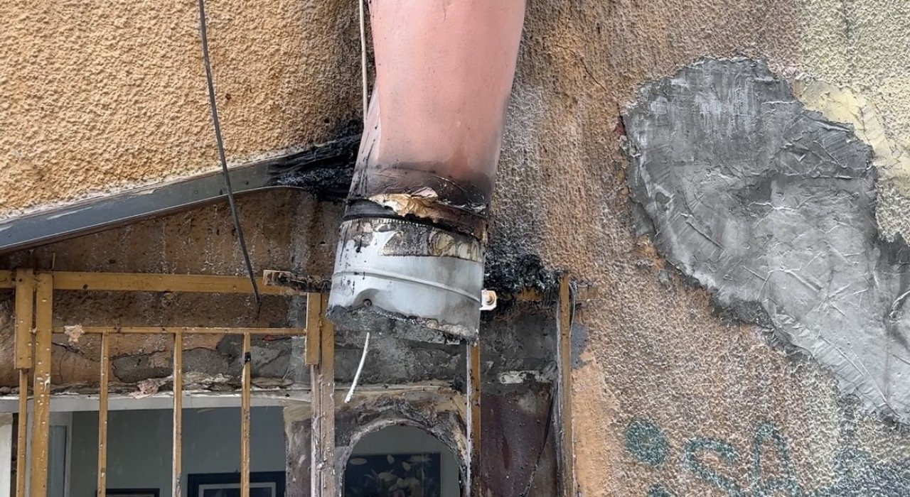 Beyoğlunda yangın paniği: Alevlerin yükseldiği anlar kamerada