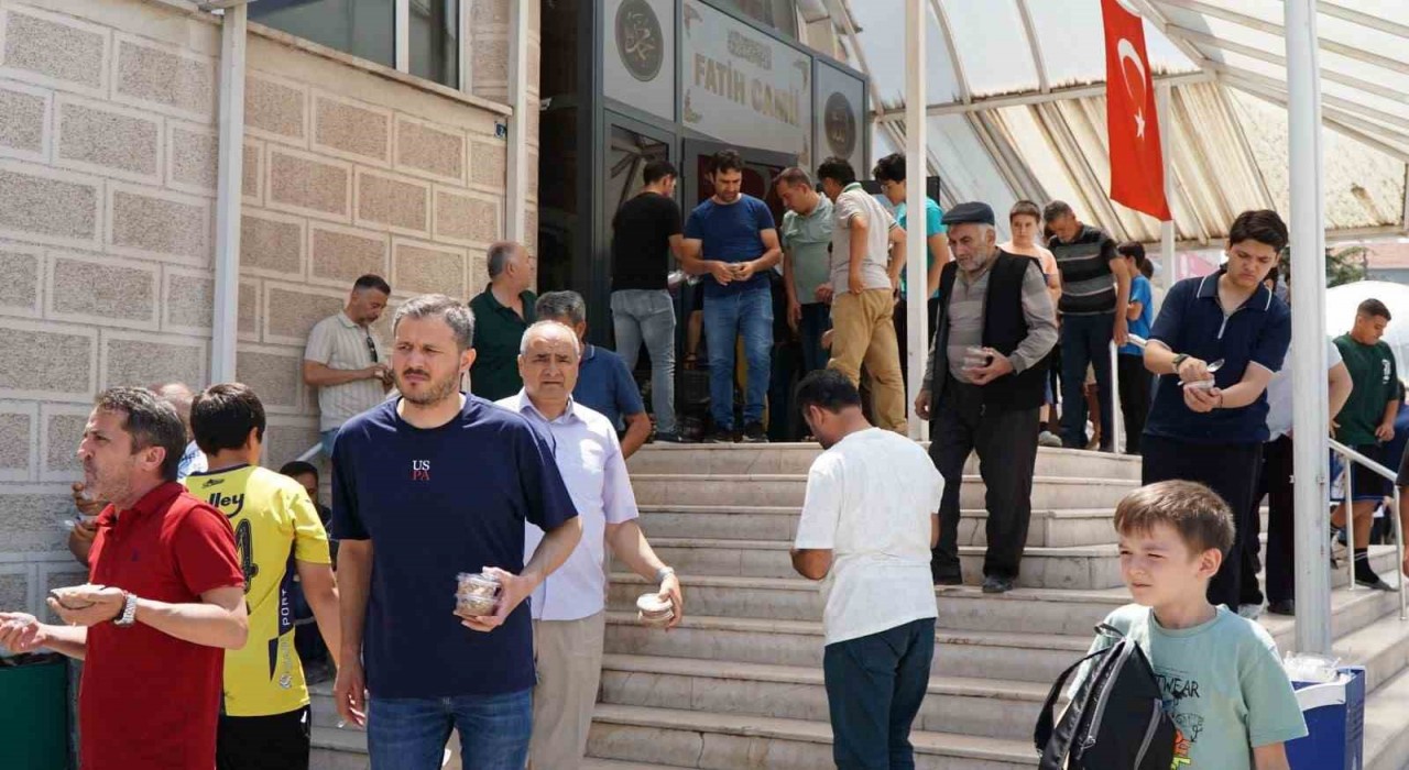 Beypazarında cuma çıkışında aşure dağıtıldı