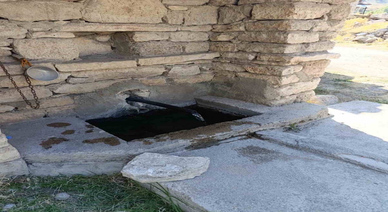 Beyşehirde yeniden akmaya başlayan çeşme mahalle sakinlerinin yüzünü güldürdü