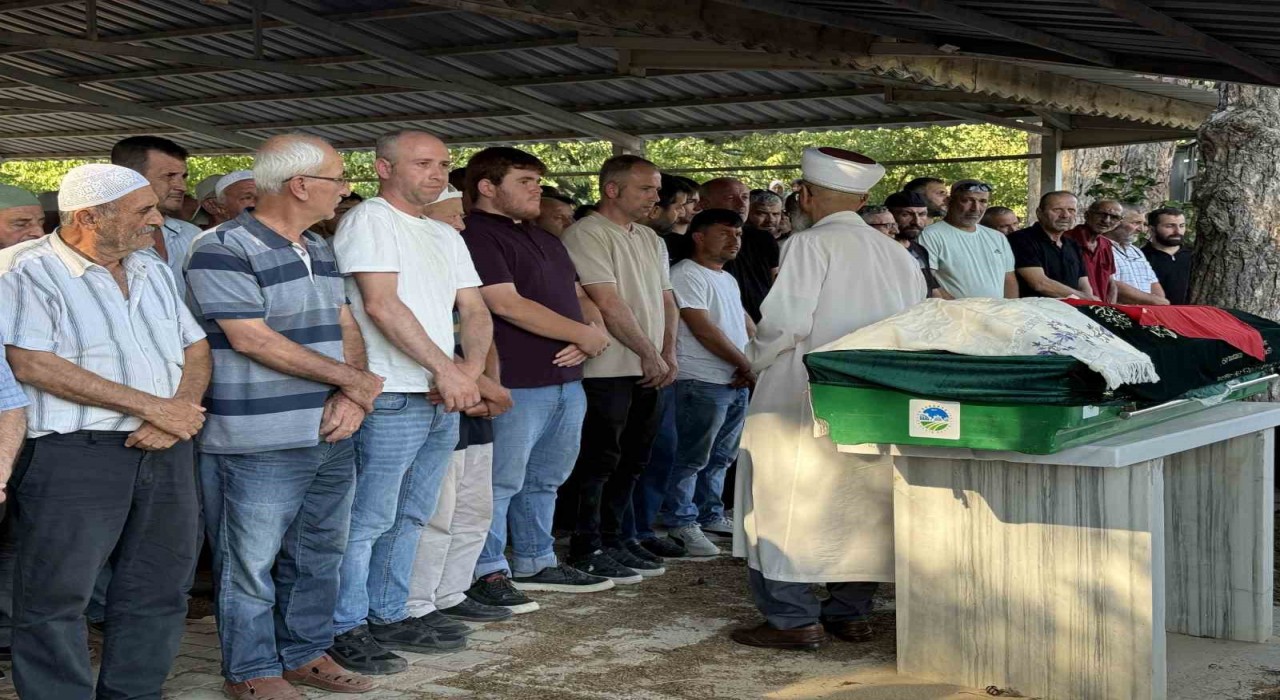 Bıçaklanarak öldürülen 21 yaşındaki genç memleketi Sakaryada defnedildi