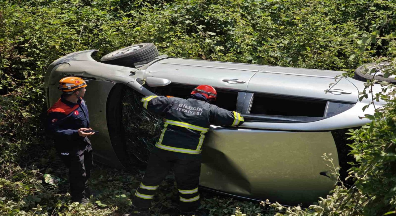 Bilecikte kontrolden çıkan otomobil dere yatağına yuvarlandı, 3 yaralı