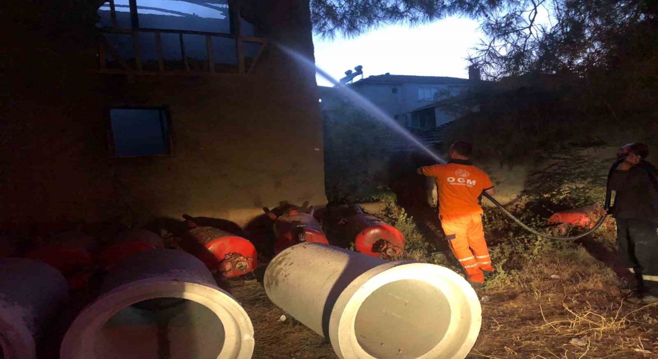 Bilecikte metruk evde çıkan yangın korkuttu