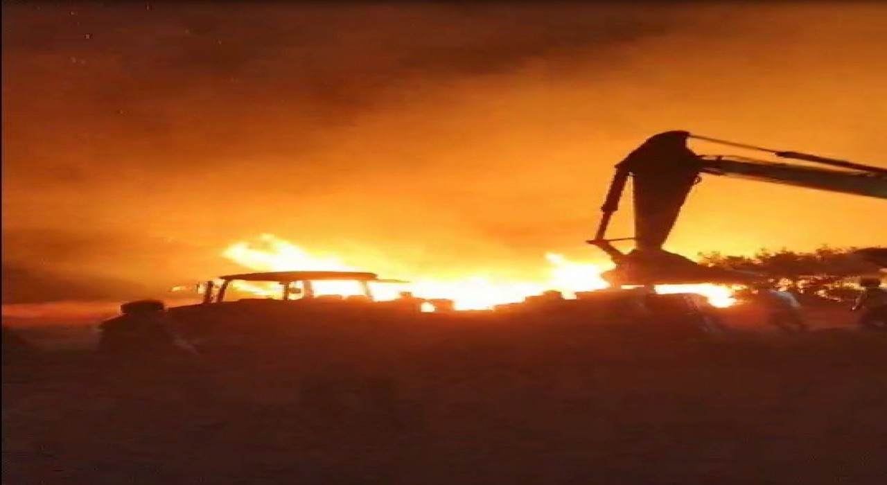 Bilecikteki yangında traktör ve otomobil alevler arasında kaldı