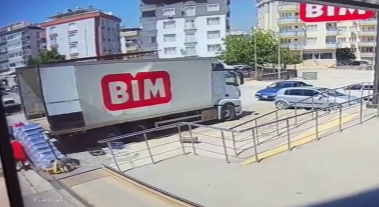 BİMde feci kaza: Market personeli taşıdığı yükle kamyon arasında sıkıştı