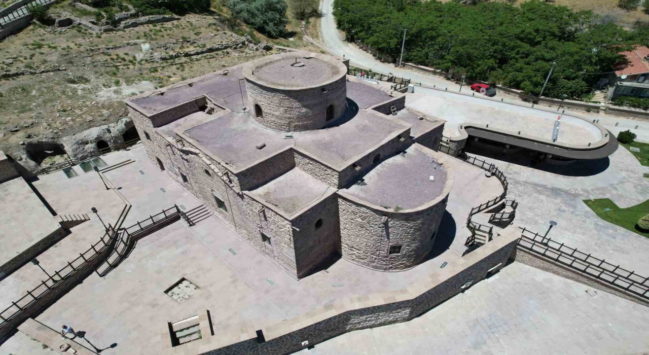 Bin 700 yıldır ayakta olan kilise, müze olarak ziyaretçilerini ağırlıyor