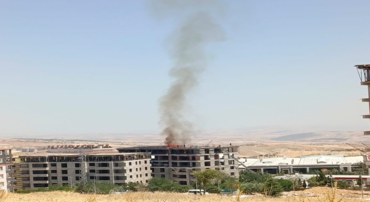 Bina inşaatında çıkan yangın korkuttu