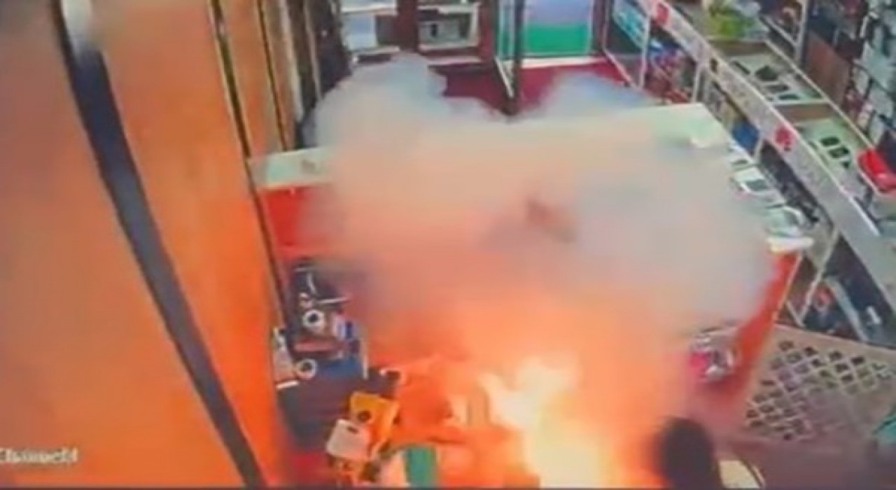 Bingölde cep telefonu bataryası bir anda patladı: O anlar güvenlik kamerasında