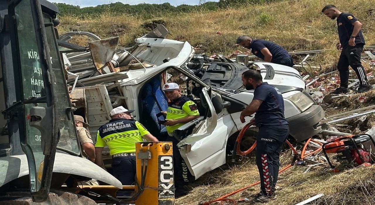 Bingölde hurda yüklü pikap devrildi: 1 yaralı