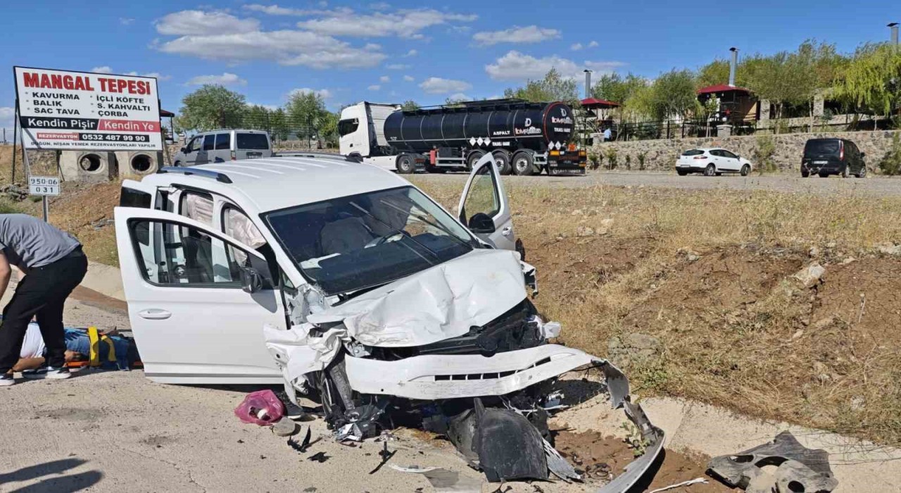Bingölde trafik kazası: 3 yaralı