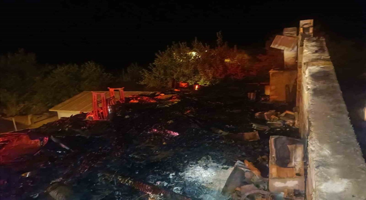 Bingöldeki çatı yangını korkuttu