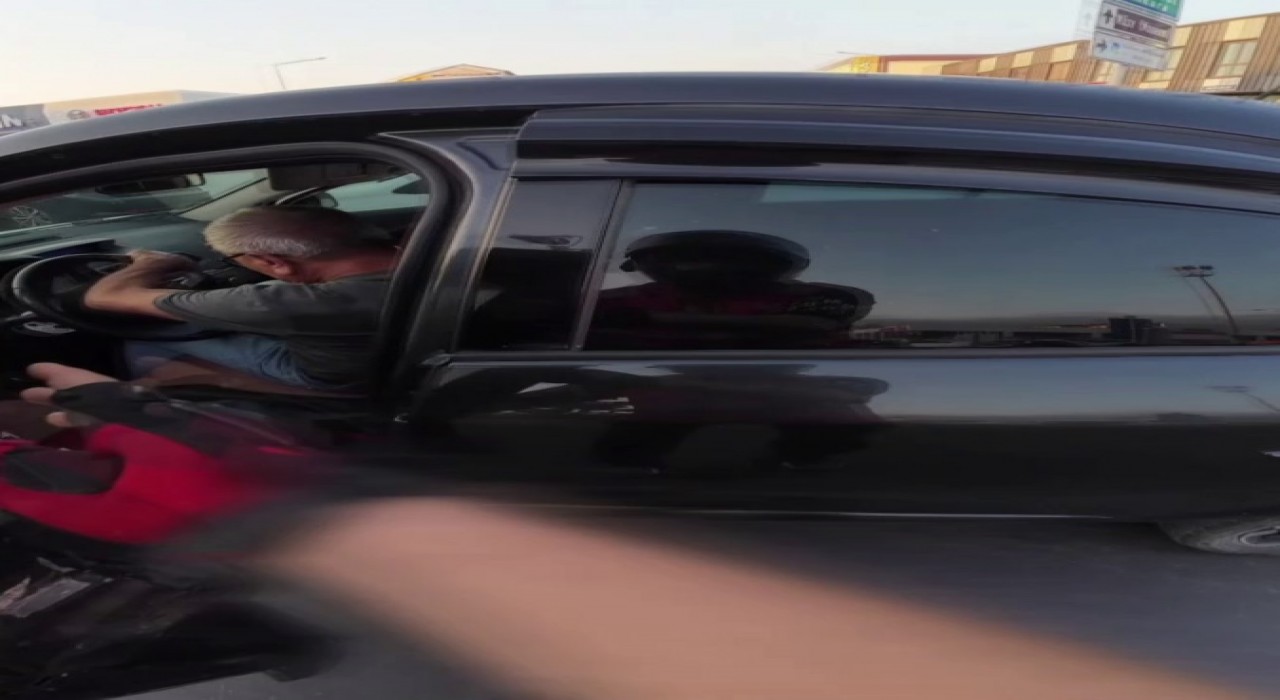 Bir anda kavşağın ortasında durdu, kimse ne olduğunu anlayamadı