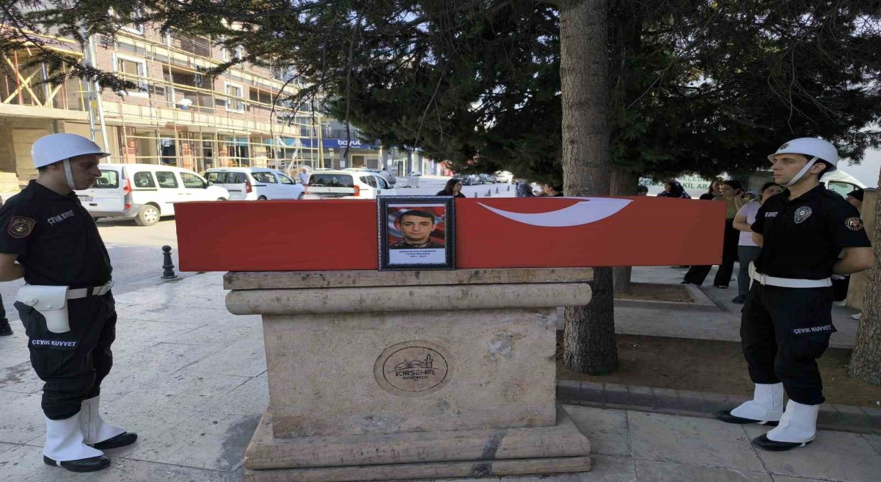 Bir aylık yaşam mücadelesini kaybeden polis memuru son yolculuğuna uğurlandı