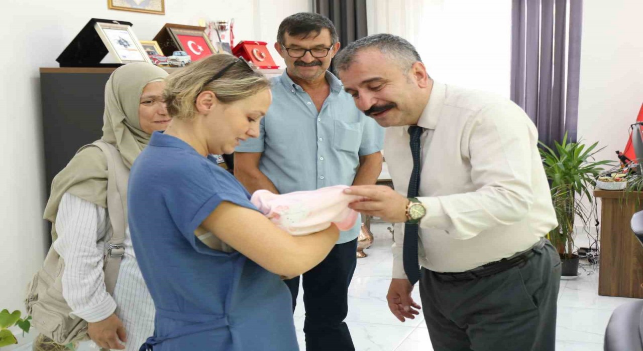 Bir haftalık bebek kurumlara girmeden koruyucu ailesiyle buluştu