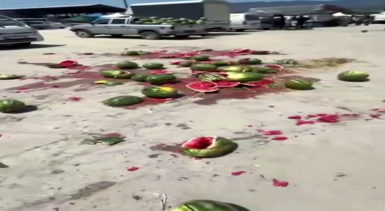Bir römork dolusu karpuzu pazarın ortasında yere fırlatarak parçaladı