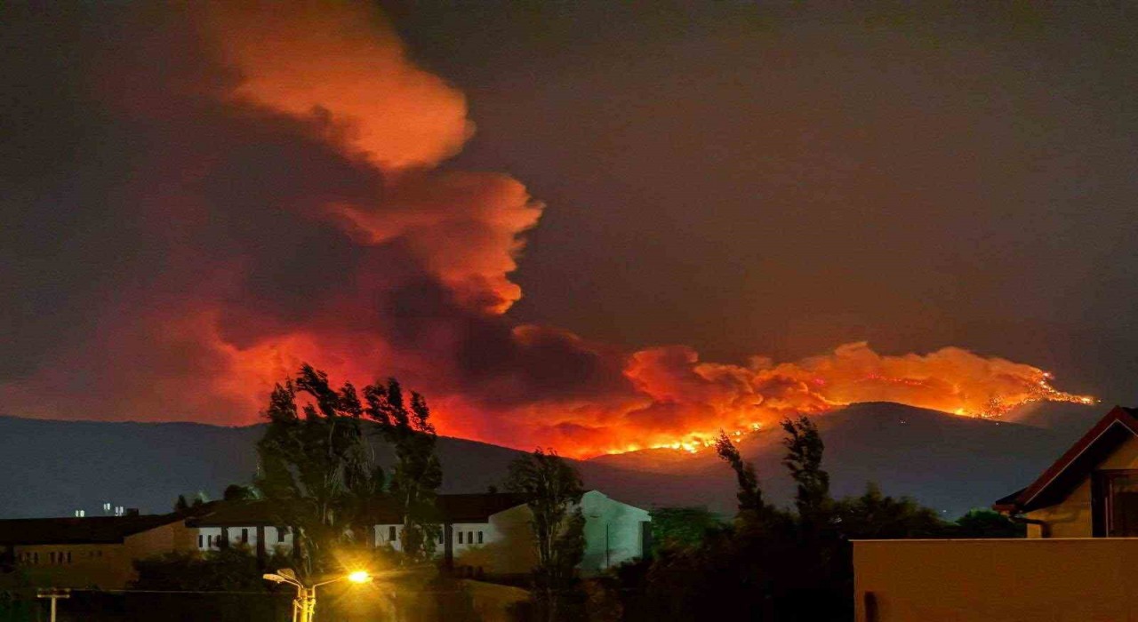 Bir yangın da Ödemişte: 3 mahalle tahliye edildi
